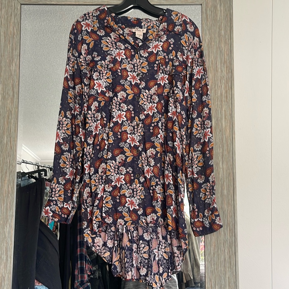 Hi, low button-down top back has a corset tie
